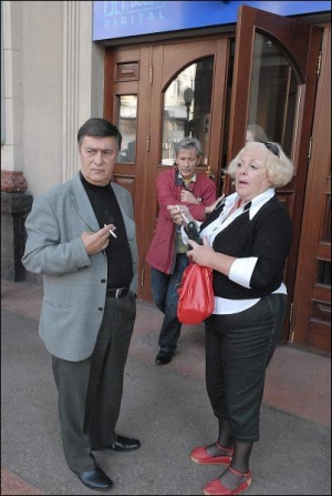 Режиссер Роман Балаян (слева) и директор кинофестиваля Андрей Халпахчи возле входа в кинотеатр ”Киев”. В нем с 18 по 26 октября будет проходить  ”Молодость-2008”
