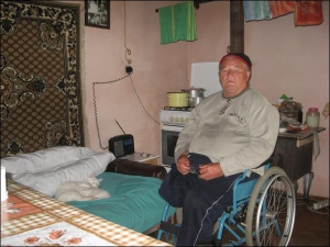 Петр Джижина живет сам в селе Малый Раковец Иршавского района Закарпатья. Мужчина болеет диабетом, в ноябре 2006-го ему ампутировали правую ногу