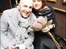 Актор Олексій Вертинський фотографуєть-ся із жінками на показі колекції львівської дизайнерки Оксани Караванської. Він щороку замовляє у неї по 3–4 пальта