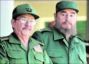 Фидель (справа) и Рауль (слева) Кастро получили от российских священников ордена за решение построить в Гаване православный храм
