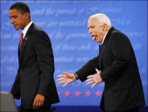 По завершении телевизионных дебатов кандидаты в президенты спускаются со сцены. 72-летний республиканец Джон МакКейн (справа) пошел не туда и из-за этого скорчил гримасу
