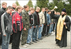 Священик отець Сергій благословляє юнаків на службу в українській армії. Збірний пункт Хмельницького обласного військкомату, 9 жовтня 2008 року