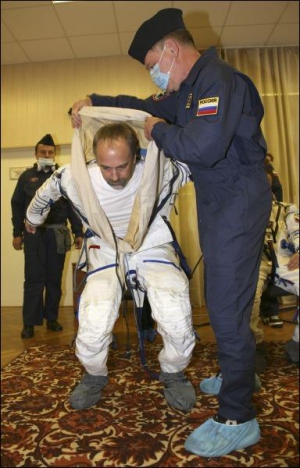 Разработчика компьютерных программ Ричарда Гарриота готовят к полету в космос. Он стал шестым космическим туристом в мире. Заплатил 30 миллионов долларов