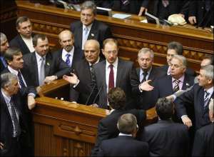 Председатель Верховной Рады Арсений Яценюк выступил вчера с парламентской трибуны, потому что нардепы из Блока Тимошенко заблокировали президиум