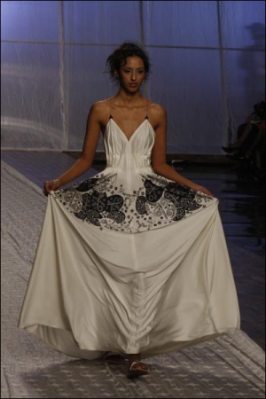 Дизайнерка Олена Даць пропонує вечірні шовкові сукні молочного кольору на бретелях із колекції ”Весна-літо-2009”. Їх декоровано зображенням гуцульських писанок. Плаття майстриня представила під час Українського тижня моди
