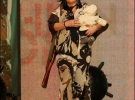 На плечо экс-заместителя городского председателя Киева Ирены Кильчицкой дизайнер Анна Бабенко повесила бутафорское ружье