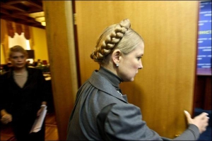 Прем’єр-міністр Юлія Тимошенко виходить із зали засідань на прес-конференцію. Позаду — її прес-секретар Марина Сорока