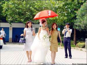 Молодят із китайського міста Шанхай страхують від нещасного випадку у день весілля. Платіж — 29 юанів, або 21 гривня за курсом НБУ. За договором молодята можуть отримати 180 тисяч юанів, тобто 132 тисячі гривень
