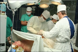 Военные врачи делают операцию на простате во время конференции в Виннице. Руководит главный уролог Министерства обороны Сергей Головко
