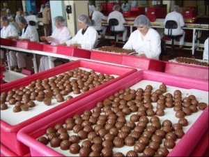 В цехе львовской кондитерской фабрики ”Світоч” женщины фасуют конфеты ”Палітра”. Сладости в молочном шоколаде входят в тройку самых популярных конфет в Украине