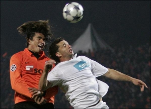 Нападающий ”Шахтера” Морено (слева) борется с полузащитником ”Спортинга” Фабио Рошембаком