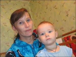 Харьковчанка Светлана Калиничова с сыном Владиком. Женщина думает, что он полез на перилах балкона за кошкой и упал с пятого этажа