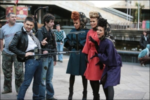 Певец Василий Бондарчук снимает в своем клипе девушек из группы ”Голливуд” (стоят справа). У Бондарчука на поясе камера, которая сама его снимает