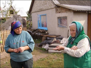 Прабаба померлої дівчинки Марія Молочій (праворуч) та 60-річна сусідка Євгенія Велінець. Рідні та односельці вважають, що Романа Воєводкіна несправедливо звинуватили у вбивстві доньки