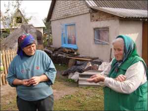 Прабабушка умершей девочки Мария Молочий (справа) и 60-летняя соседка Евгения Велинец. Родня и односельчане считают, что Романа Воеводкина несправедливо обвинили в убийстве дочери