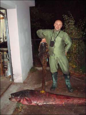 Ігор Волков демонструє впійманих ним 18 жовтня 2008 року сомів