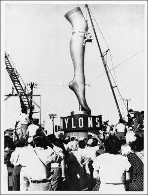 Реклама нейлоновых чулок в Голливуде, 1950 год. Копия ноги актрисы Мэри Вилсон весила 2 тонны и была 10,6 метра в высоту
