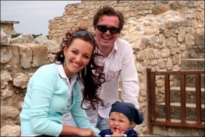 Вікторія та Олександр Пономарьови з сином Олександром у травні їздили відпочивати на острів Крит 