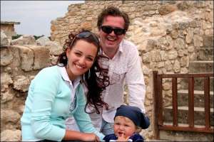 Виктория и Александр Пономаревы с сыном Александром в мае ездили отдыхать на остров Крит 