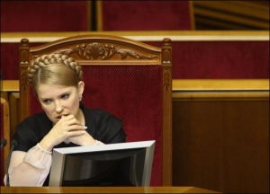 Премьер-министр Юлия Тимошенко смотрит на бывших соратников по демократической коалиции из блока ”Наша Украина — Народная самооборона” во время заседания Верховной Рады в среду