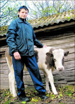Константин Бурый из села Гусавка Менского района Черниговщины выкармливает телочку, чтобы было молоко. Была корова, но она заболела, поэтому пришлось прирезать