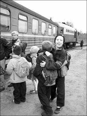 Ученики Остривской средней школы на Ривненщине едут поездом домой в село Тиховиж. Школьный автобус между селами не ходит