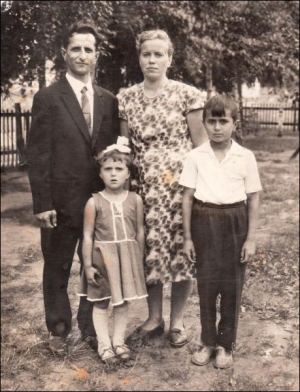 Гариб и Надежда Мамедовы с дочерью Лидой и сыном Владимиром во дворе детсада в селе Приднепровское Чернобаевского района Черкасчины