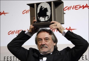 Богдан Ступка на Римском кинофестивале держит серебряную статуэтку ”Марк Аврелий”. Ее вручили ему за лучшую мужскую роль