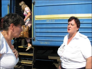 Проводница Вера Сердюк провожает пассажиров первого вагона поезда Львов– Кривой Рог на железнодорожном перроне