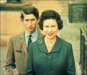 Юний принц Чарльз із матір’ю королевою Єлизаветою ІІ під час свого навчання в університеті Кембриджа