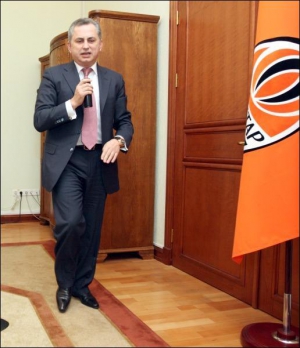 У кабінеті Бориса Колеснікова стоять два прапори — національний жовто-блакитний і помаранчевий з емблемою футбольного клубу ”Шахтар”. Народний депутат є його віце-президентом