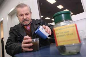 Фітотерапевт Євген Левковський готує напій із трав’яної пасти для лікування серця й судин за власним рецептом. Паста містить 15 трав