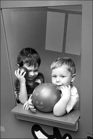 В детской комнате ”Фитоленд” дети забавляются игрушками