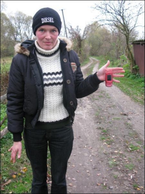 Ольга Неруш із села Макишин Городянського району на Чернігівщині демонструє, як мобільний телефон прилипає до її лівої руки