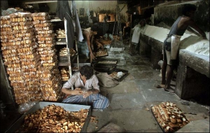Випечений в індійських пекарнях хліб одразу ріжуть на скибки і сушать. Сухарі довго залишаються смачними й не пліснявіють