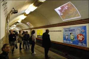 У підземному вестибюлі столичної станції метро Політехнічний інститут установили відеопроектори. Вони транслюють рекламні відеоролики на стелі тунелю. Рекламні плакати також є на стінах та інформаційних табло