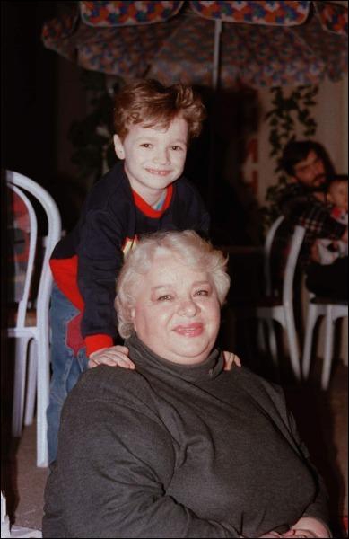 Российская актриса Наталия Крачковская с внуком Владимиром, названным в честь ее мужа