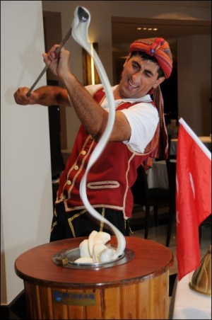 Мороженщик в ресторане турецкой гостиницы ”Сусеси” в Белеке вымешивает в бочке дондурму. Благодаря порошку из клубней орхидей мороженое тягучее и долго не тает. Такой же порошок добавляют в лукум