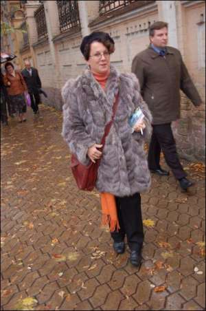 Італійська письменниця Тіціана Колуссо в Києві на вулиці Банковій біля Спілки письменників
