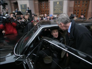 Мэр Киева Леонид Черновецкий сразу после аукциона испытал купленную ”Чайку”, проехав ею круг возле мэрии. Сказал, что ”почувствовал себя Щербицким”
