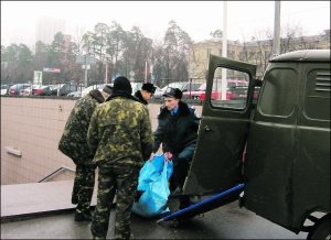 Правоохоронці забирають тіло чоловіка, який загинув під колесами потяга на столичній станції метро Житомирська 1 грудня