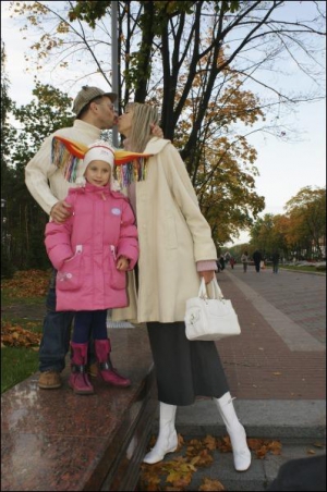 Киевлянин Алексей Колесник с женой Надеждой Колосковой и дочкой Владиславой гуляют в столичном Парке Победы