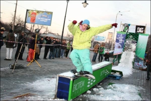 Сноубордистка Ольга Соколинская выступает перед зрителями фестиваля в Харькове