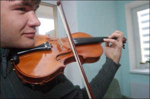 Владимир Печенкин играет на скрипке, которую хочет продать в России за несколько десятков тысяч долларов