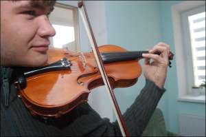 Володимир Печонкін грає на скрипці, яку хоче продати в Росії за кілька десятків тисяч доларів