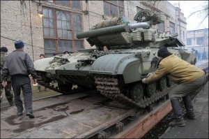 Після ремонту на Харківському заводі імені Малишева танки Т-64 ”Булат” відправляють у військову частину в селище Гончарівське Чернігівської області. Десять танків Міноборони купило за 100 мільйонів гривень