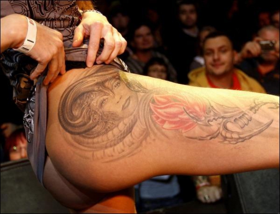 Мастера татуировки пытались делать самые сложные узоры, чтобы похвастать перед публикой своим умением