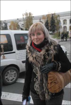 Киевлянка Зоряна  Антонюк-Коваль приехала к кафе на столичном Подоле в своем черном джипе с розовой наклейкой ”Блонди”