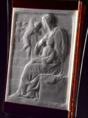 Мраморная обложка книги ”Микеланджело: талантливая рука” украшена барельефом с изображением Мадонны