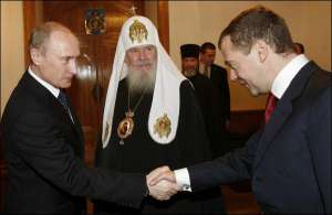 Российский президент Дмитрий Медведев (справа), премьер-министр Владимир Путин (слева) и Патриарх Московский и всея  Руси Алексий II на встрече в Кремле 22 января 2008 года. В то время Путин был президентом, а Медведев — вице-премьер-министром. Алексий II